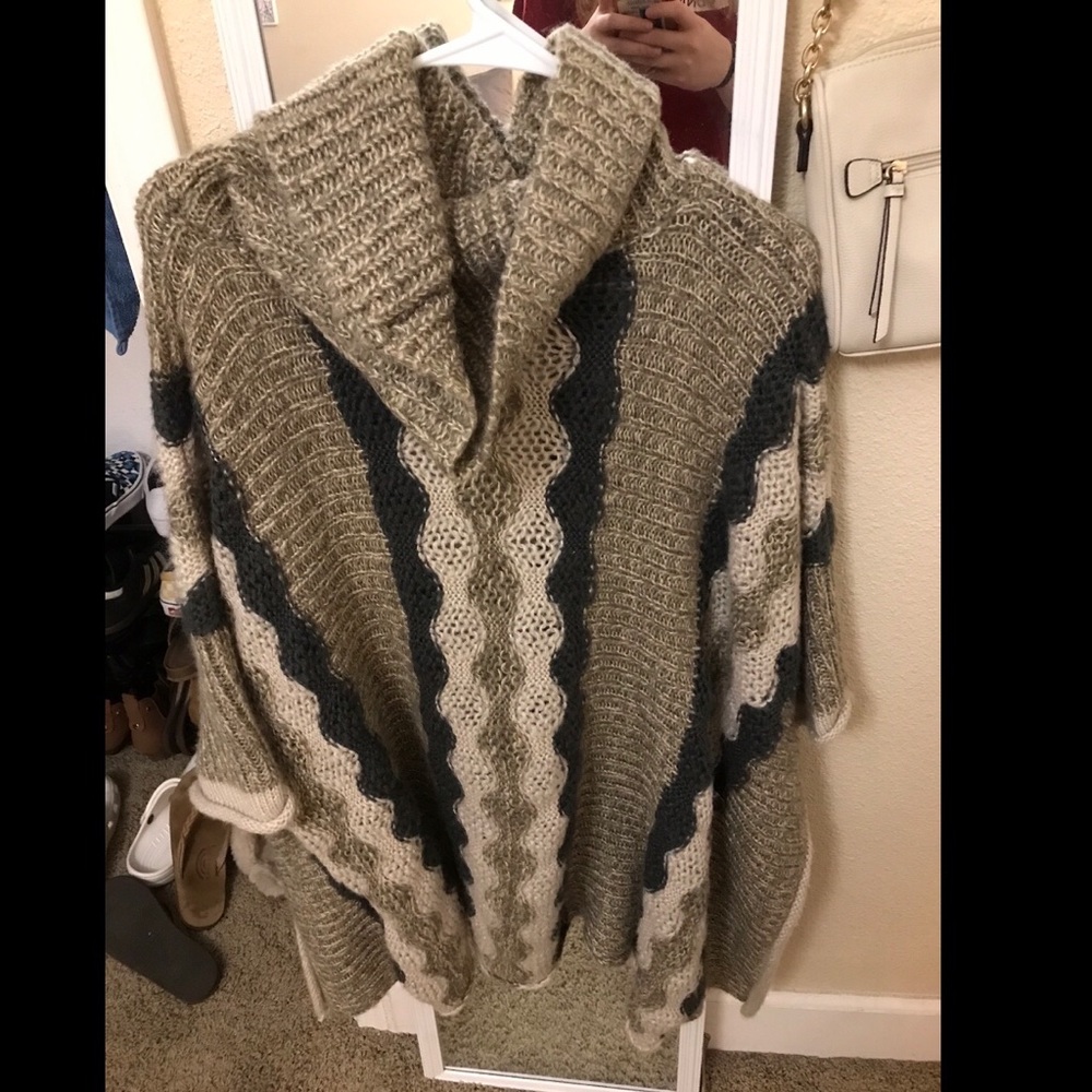 Cute knitted sweater / throw over!